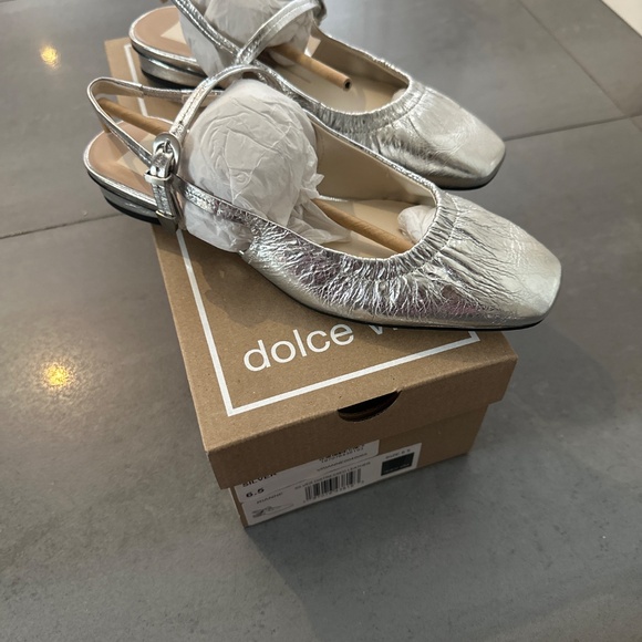 Dolce Vita Peaty silver shoes size 6.5 - Picture 2 of 4